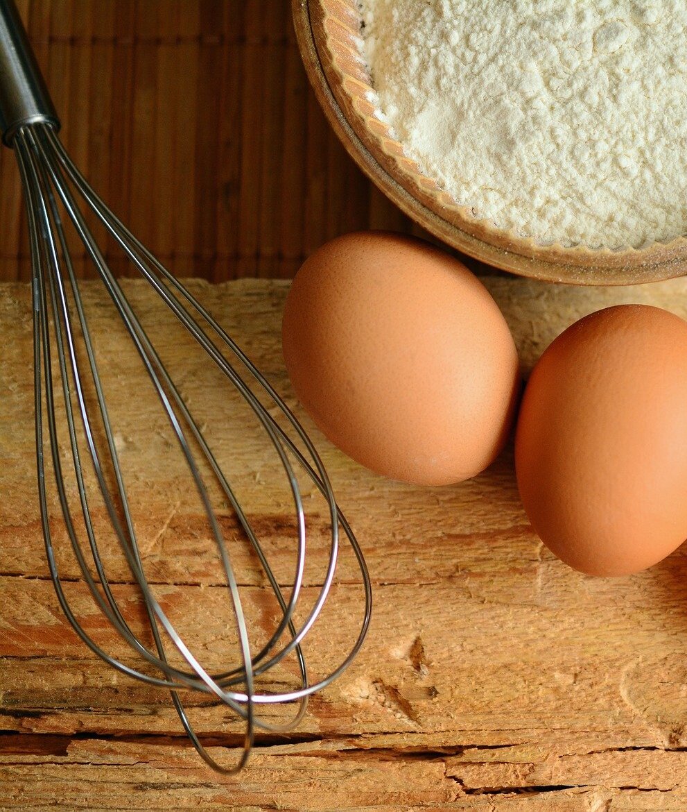 Frische Eier, Mehl und weitere Zutaten für den Kaiserschmarrn