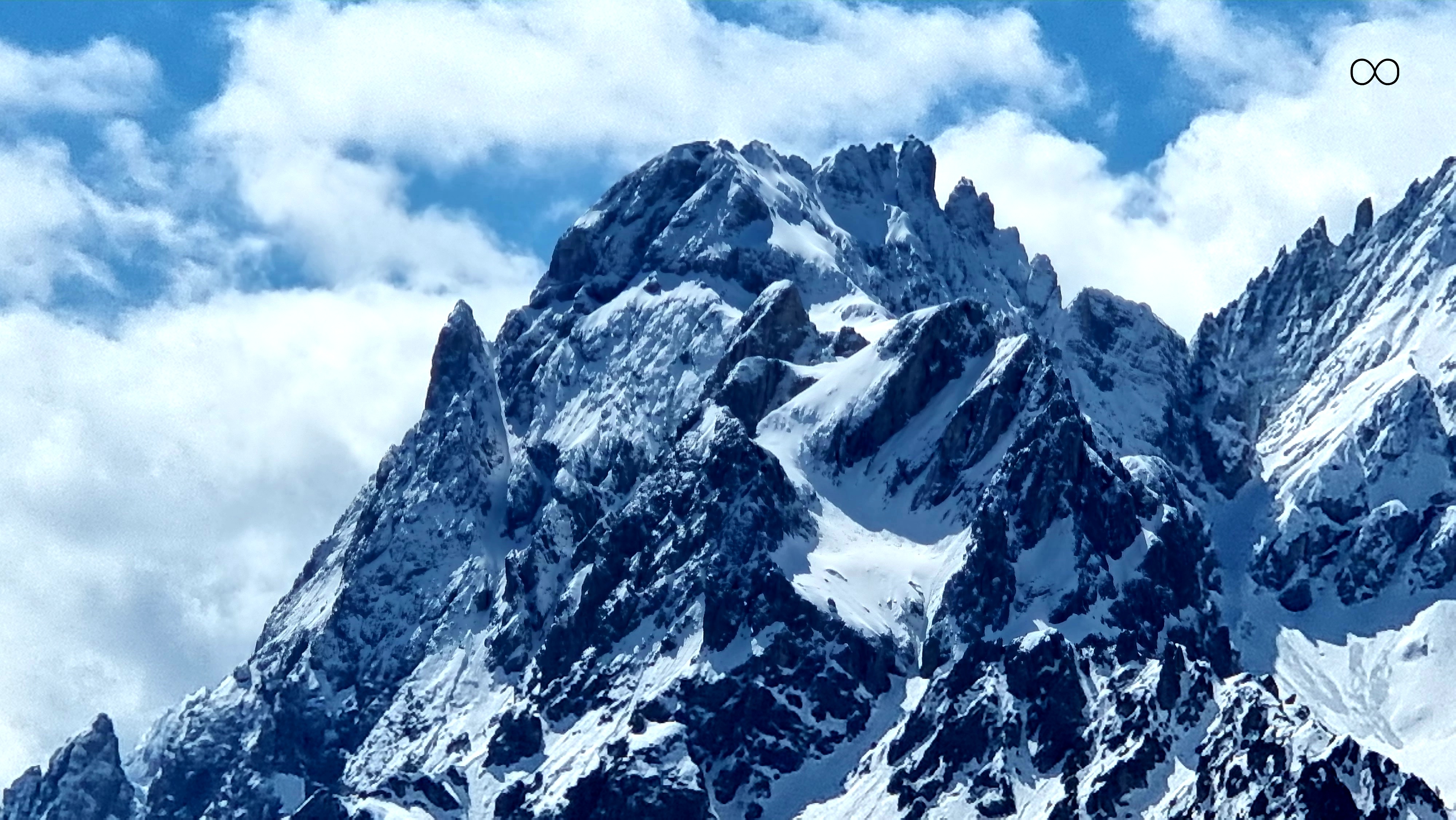 Imposante Sextener Berge mit schneebedeckten Gipfeln